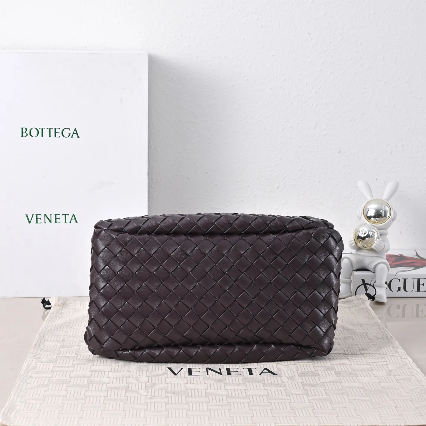 Batch 2160 new products are coming! BOTTEGA VENETA Bottega Veneta's 2025 new Campana shoulder bag is on the market~ First of all, I would like to praise the weight of this bag. As a not too small bag, it is very light for daily use. For people like me who need to carry a lot of belongings when going out, this advantage is great, and it greatly reduces the burden of traveling. 🛍️The shape is a bit like a combination of parachute and jodie. The blunt triangle shape is cute and honest. Carrying it on your back when going shopping is a good mood accelerator. The handles and body of the bag are both classic weaves. A tie is added to the original open design. If it is not tied up, the bag will look like a small vegetable basket when carried. Style number: 4249 Size: 33*20*16.5cm